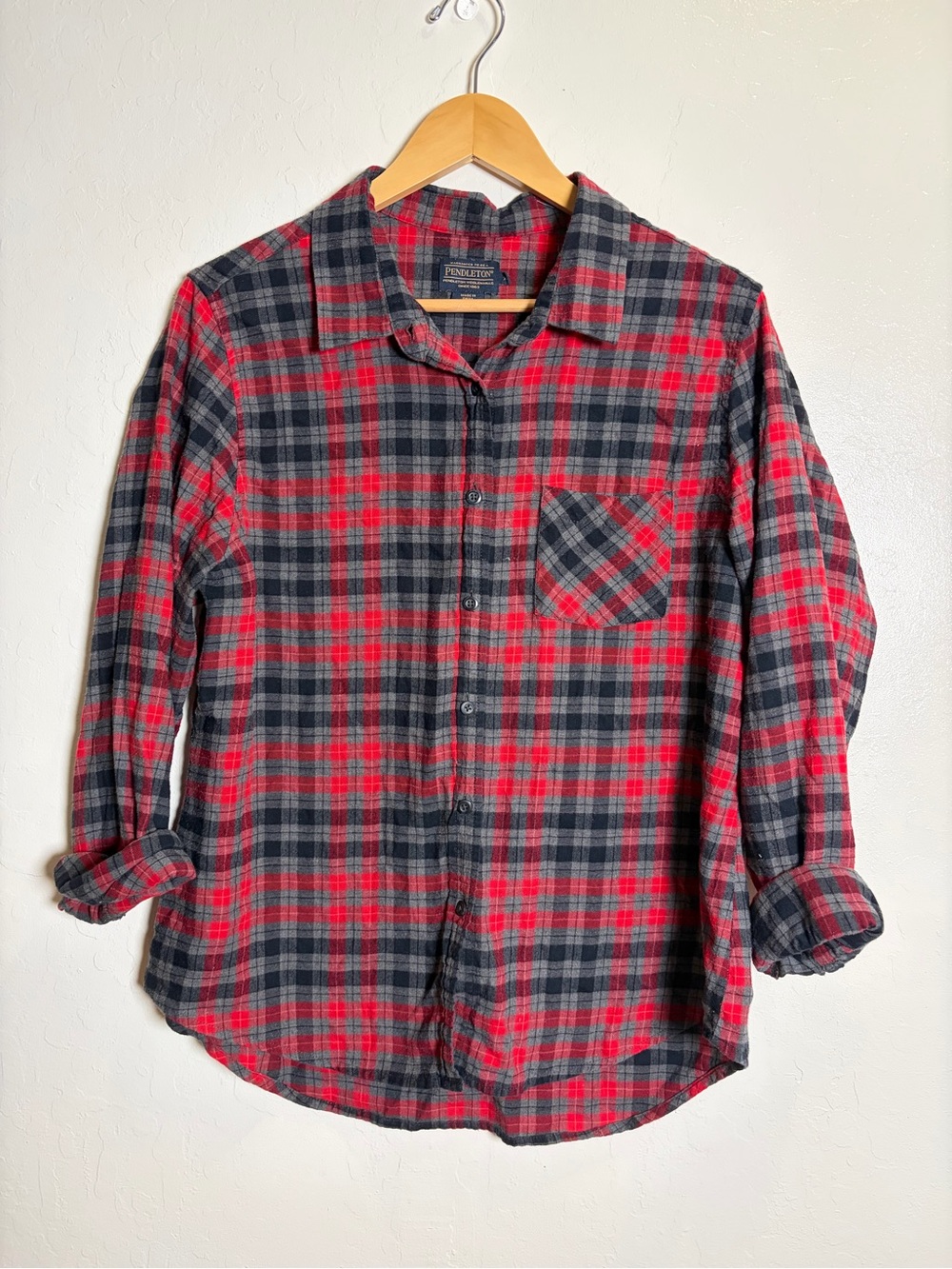 Pendleton Red and Black Plaid Button-Down Shirt - Size XL 🪵